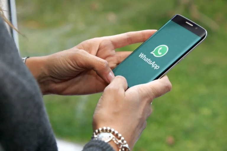 "Mode des vœux" "Copier-coller"... Les SMS qui égarent leur chemin