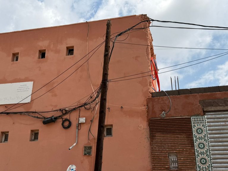Marrakech.. Des câbles électriques menacent la vie des Marocains et des touristes sur la route de Bahia – Photos