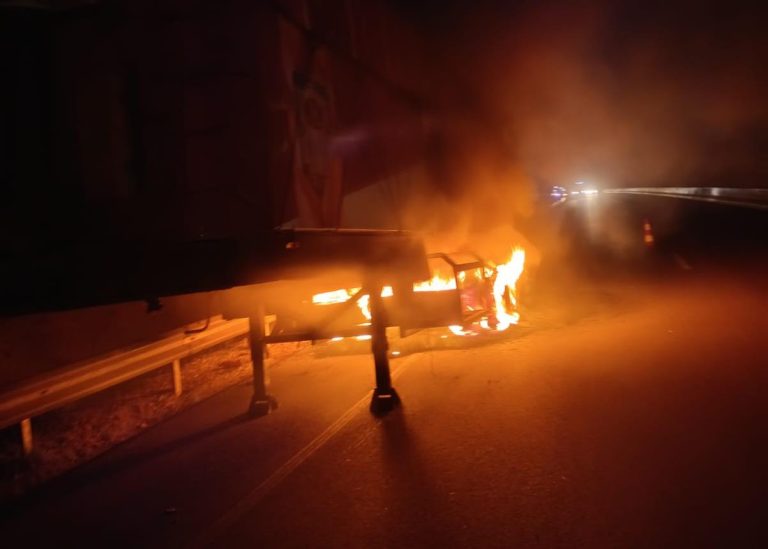 Incendie soudain d'un camion perturbe la circulation entre M'soun et Guercif