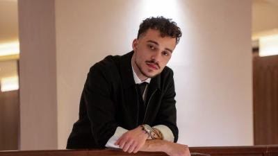 Un artiste jordanien suscite la controverse avec des déclarations insultantes envers la religion… et son père se désolidarise de lui