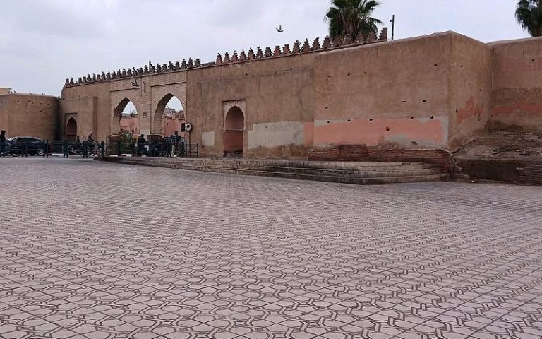 Les autorités de Marrakech effacent des inscriptions sur le mur de Bab Doukkala, le célèbre