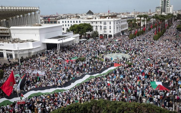 Un avocat poursuit ceux qui ont brûlé le drapeau israélien lors de manifestations de soutien à la Palestine