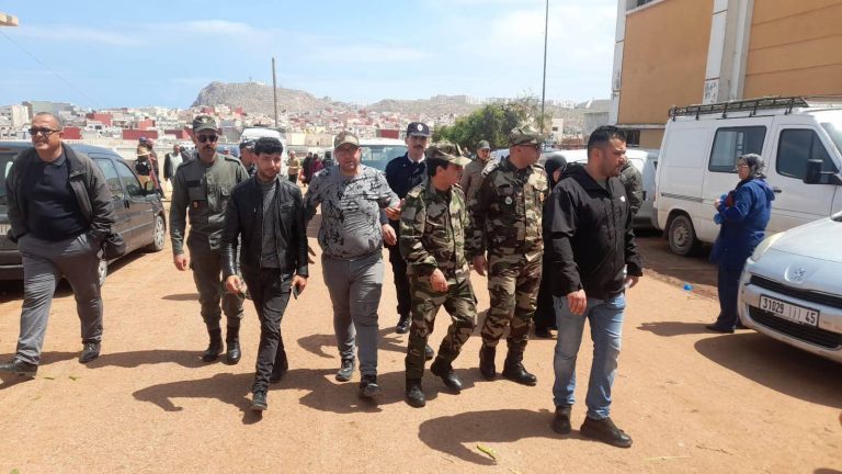 Al Hoceima... Campagne de terrain pour libérer le domaine public au marché de Mirador
