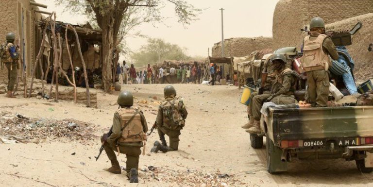 Accusations croissantes contre l'Algérie d'alimenter le chaos et le terrorisme dans la région.. et un chercheur malien : les rebelles sont entrés de son territoire