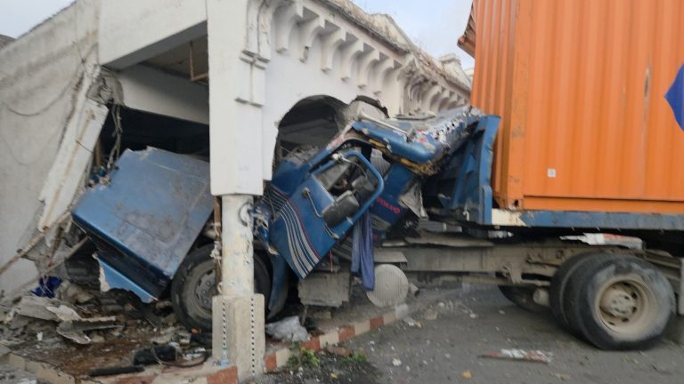 Casablanca : Un "remorque" percute un taxi et envoie une personne et une vieille dame à l'hôpital – Photos
