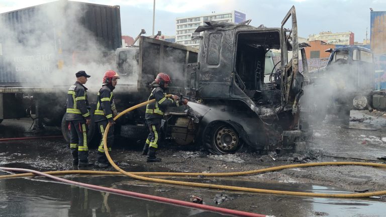 Casablanca : un incendie ravage des camions dans le quartier d'Anfa, un chauffeur révèle la destruction de 20 millions de centimes