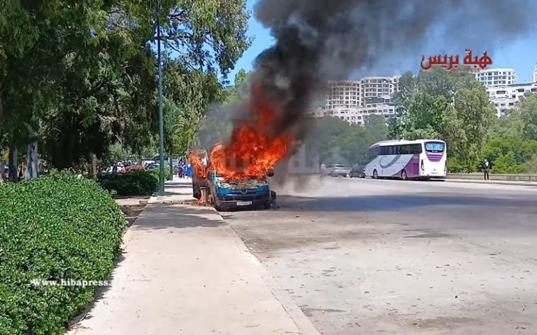 Incendie soudain ravage une voiture de vente de café à Villa Harris à Tanger