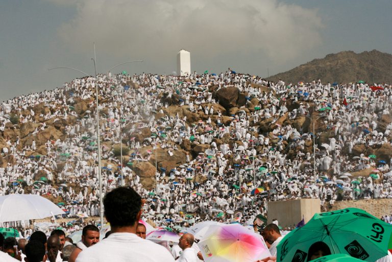 Les pèlerins affluent vers Arafat pour accomplir le pilier majeur du Hajj