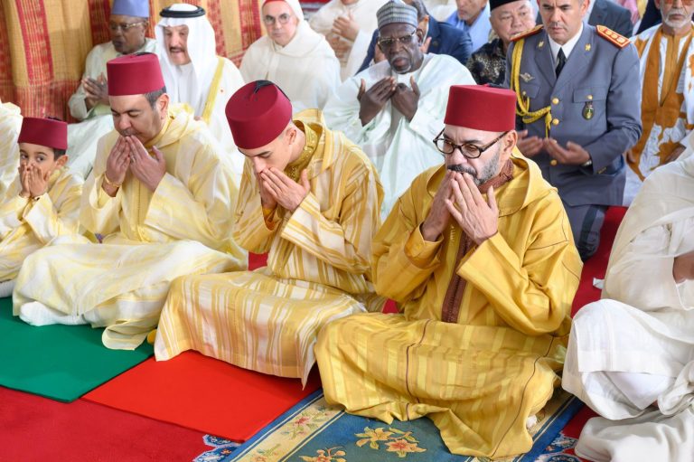Le Commandeur des Croyants accomplit la prière de l'Aïd al-Adha à la mosquée Ahl Fès à Rabat