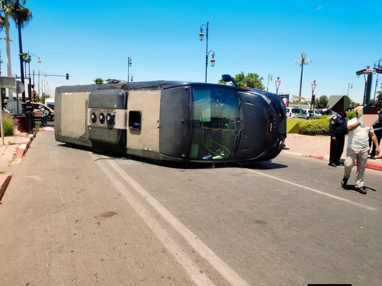 Renversement d'un bus touristique sur l'avenue Mohammed VI à Marrakech (Photos)
