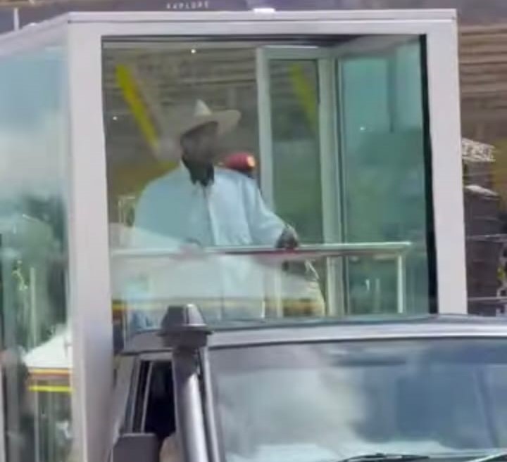 Museveni au sein d'une cage de verre pour la présidence ougandaise pour un septième mandat... quand la démocratie se cache