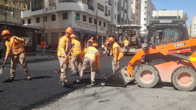 Travaux urbains continus à Kénitra : Le revêtement final sur l'avenue Imam Ali