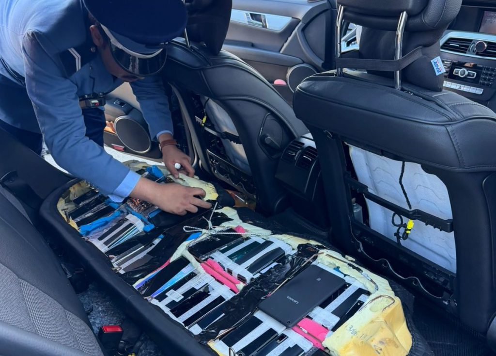 Port de Sebta occupée.. Tentative de contrebande de centaines de téléphones usagés déjouée à l'intérieur d'une voiture immatriculée en Espagne