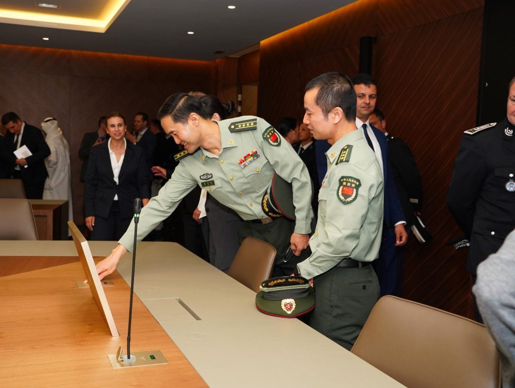 Des officiers de liaison et attachés de sécurité étrangers visitent le nouveau siège de la Sûreté Nationale