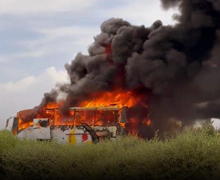 Incendie d'un bus de transport de voyageurs sur l'autoroute près de Meknès