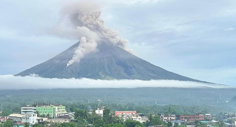 Le volcan Mayon sème la panique dans le sud des Philippines au milieu d'avertissements officiels