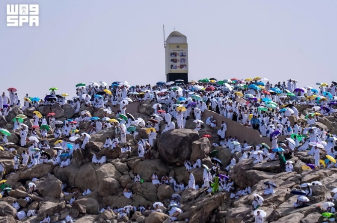 Le Jour du Grand Pèlerinage : Ombrage et Rafraîchissement pour le Confort des Pèlerins Autour du Mont Arafat