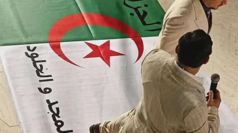 L'Algérie ferme un grand hôtel de la capitale après que le drapeau national a été foulé au sol