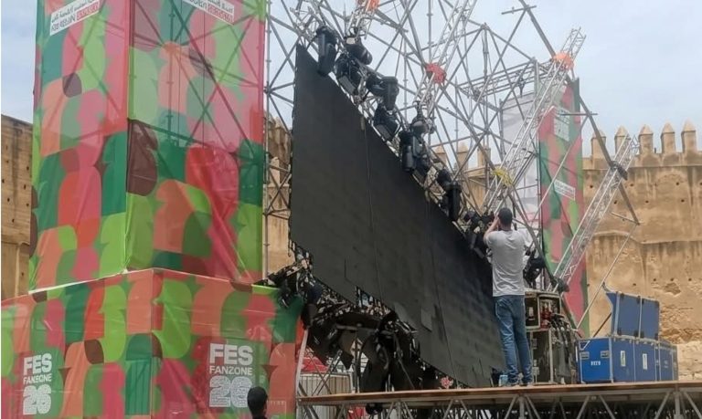Fès.. 3 ouvriers blessés suite à l'effondrement d'un écran dans la zone des supporters à la place Boujloud
