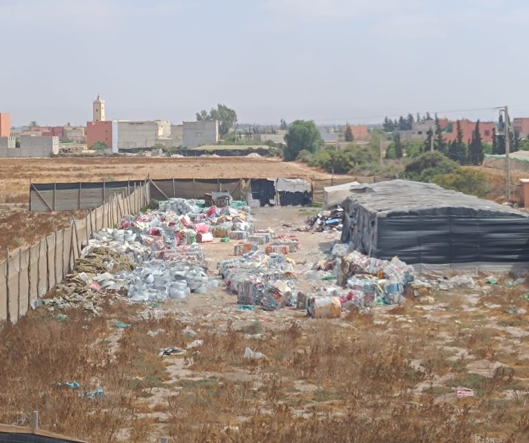 Oulad Teïma.. des habitants protestent contre une usine clandestine de recyclage de déchets dans la commune de Koudia