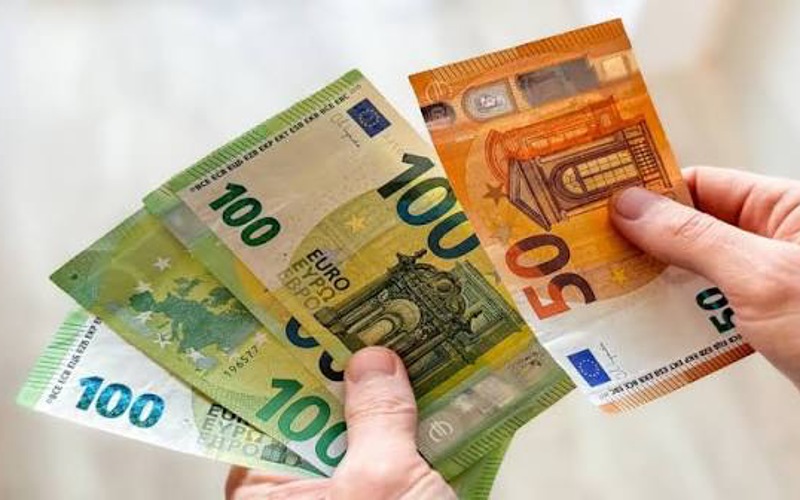 Les sacrifices du mirage : Comment l'argent des Marocains d'Europe s'est évaporé sur les plateformes de médias sociaux ?