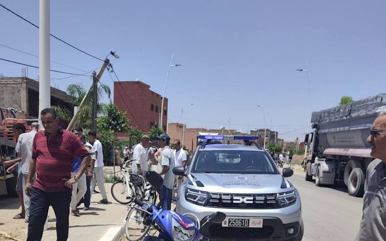 Accident grave dans les environs de Beni Mellal : un camion percute une maison et une femme est transportée à l'hôpital