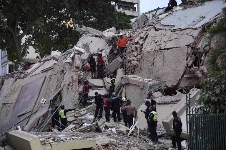 Séisme au Venezuela : le bilan des victimes s'alourdit et les équipes de secours poursuivent leurs recherches sous les décombres