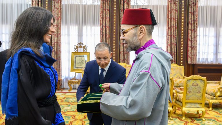 Le Roi reçoit la grimpeuse Nawal Sfendla et la décore du Wissam Al Mouafaka Al Watania