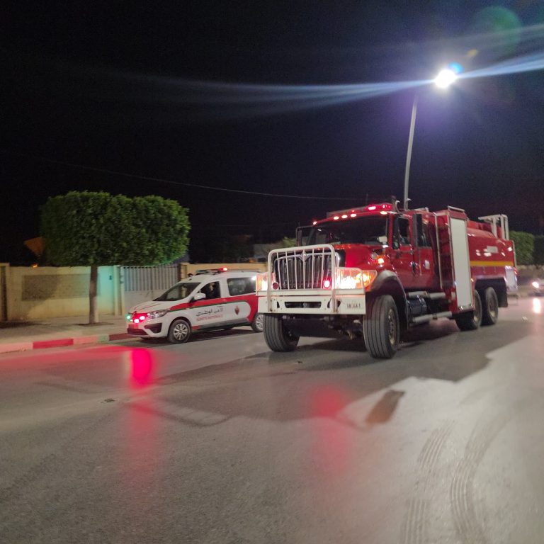 Intervention des sapeurs-pompiers pour éteindre un incendie dans une caserne des Forces Auxiliaires à Jerada