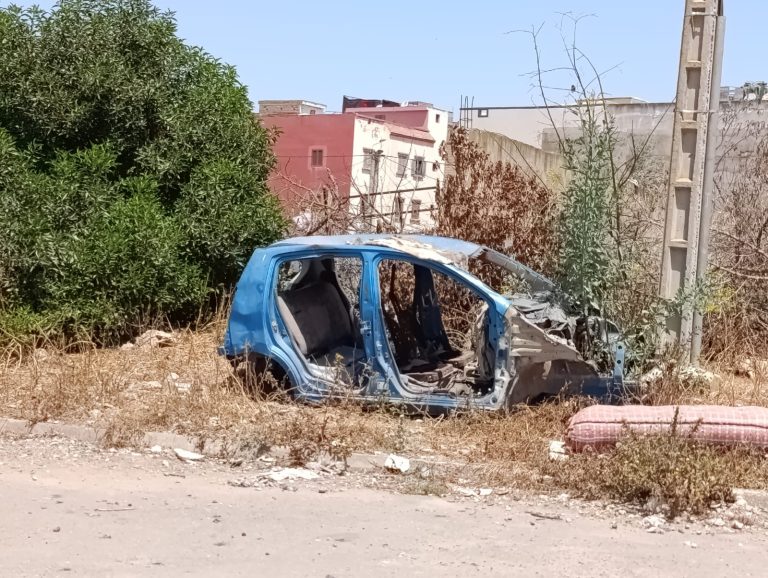 Berrechid... les voitures abandonnées envahissent les quartiers de Drouat et demandes d'intervention pour leur enlèvement (Photos)