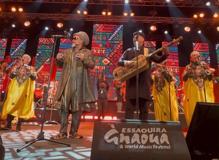 Hamid El Kasri et Carlinhos Brown offrent un spectacle exceptionnel lors de la soirée de clôture du festival Gnaoua