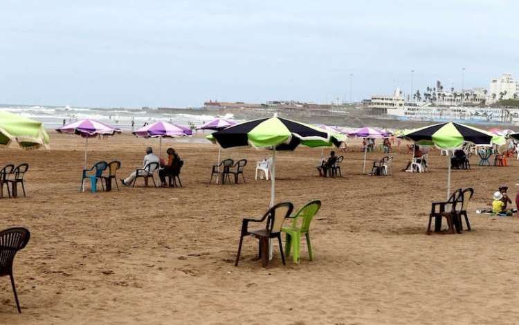 20 dirhams pour une seule chaise... le chaos des prix de location de chaises exaspère les visiteurs des plages de Tétouan