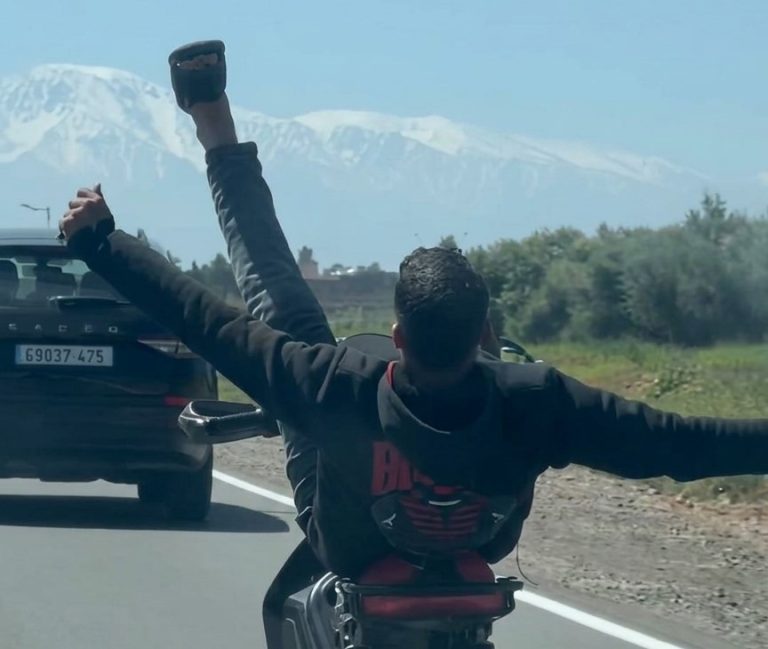 Arrestation d'un individu conduisant une moto de manière acrobatique à Marrakech