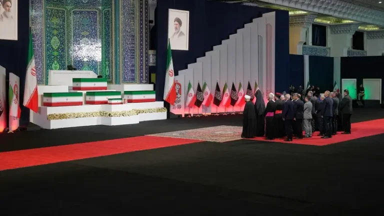 Le guide iranien absent le deuxième jour des funérailles de son père