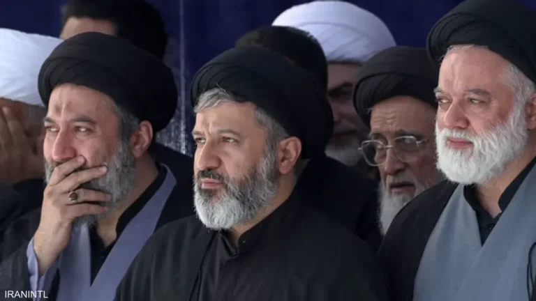 À l'exception de son successeur, les fils de Khamenei apparaissent aux funérailles de leur père