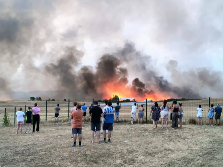 Les incendies en France s'approchent de Bordeaux, des centaines de milliers de personnes évacuées et une mobilisation sans précédent