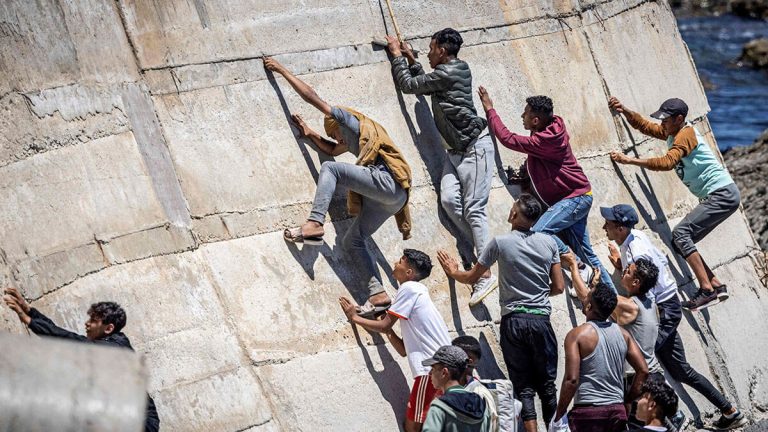 HIBAPRESS – Tentatives massives d'immigration irrégulière vers Ceuta occupée déjouées, près de 1500 candidats arrêtés