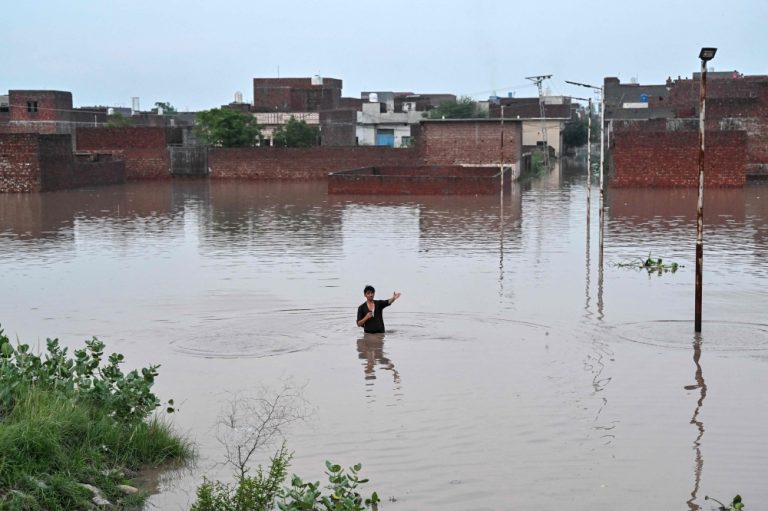 Inondations massives qui submergent des villages pakistanais et déplacent des milliers de résidents