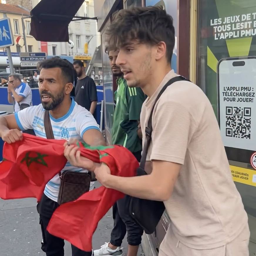 Des Algériens brûlent le drapeau marocain à Paris lors des célébrations marocaines de qualification
