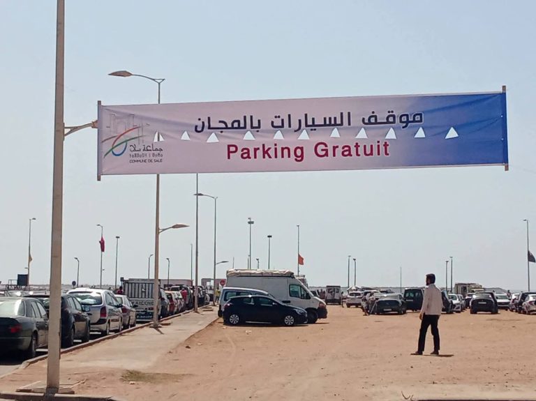 Malgré l'annonce de la gratuité du parking, les visiteurs de la plage de Salé se plaignent de la perception de paiements pour garer leurs voitures
