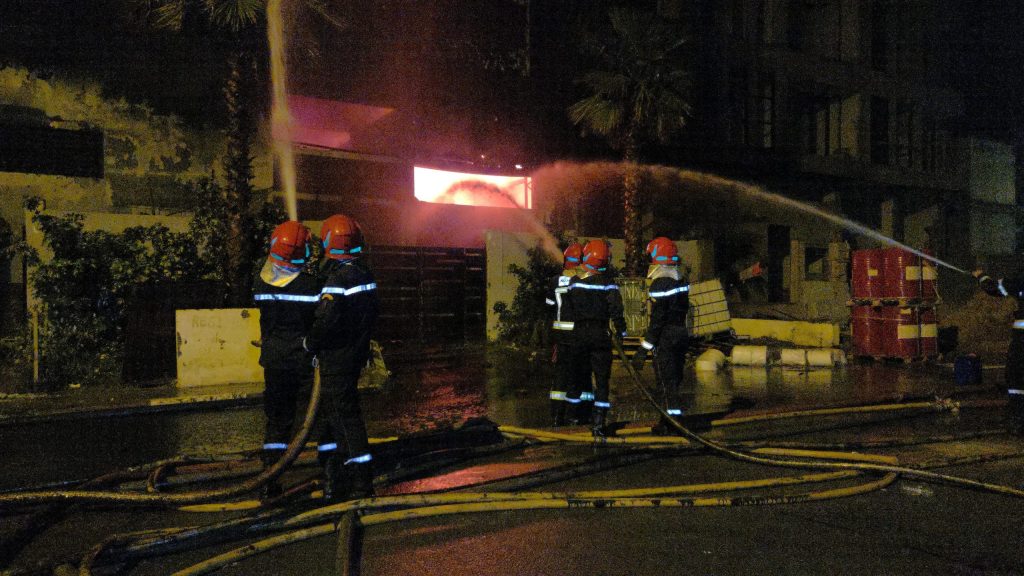 Casablanca : Un terrible incendie se déclare dans un entrepôt de peintures à Bernoussi – Vidéo