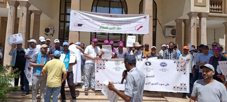 Settat.. une coordination syndicale passe en revue son cahier revendicatif lors d'un sit-in