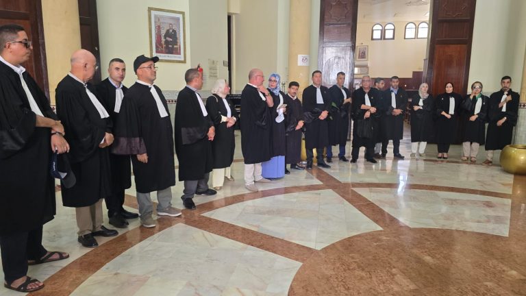 Les avocats de Jerada et Taza renouvellent leur refus du projet de loi sur la profession par un sit-in devant le tribunal de première instance