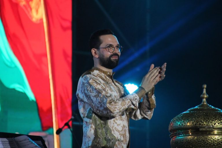 Meknès brille avec le Festival Aissawa.. Boudchar vole la vedette et une foule immense remplit la place Hedim