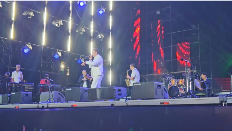 Hatem Idar enflamme l'enthousiasme de milliers de personnes sur la Place du Taj au Festival International d'Ifrane