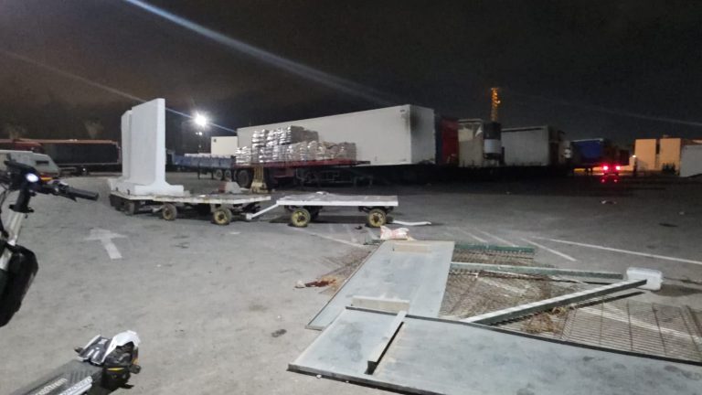 Opération de vandalisme et de vol ciblant des camions chargés de produits alimentaires dans le port de Nador