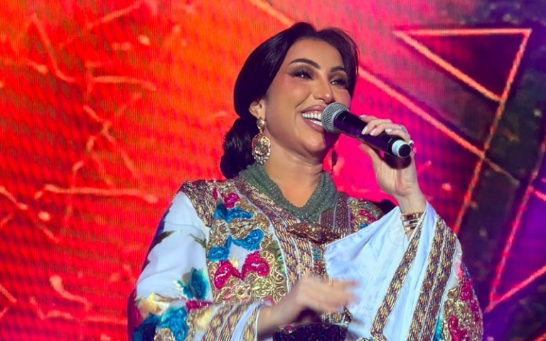 Dounia Batma capte l'attention à Meknès et confirme le succès de la deuxième soirée du festival Aissawa