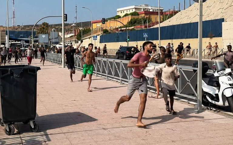 Après leur arrivée à Ceuta occupée.. environ 200 migrants s'échappent de la zone de détention en direction de la ville