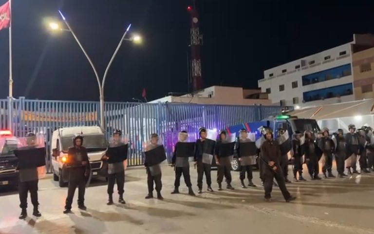 Tentatives collectives d'assaut sur Melilla occupée via le passage de Nador