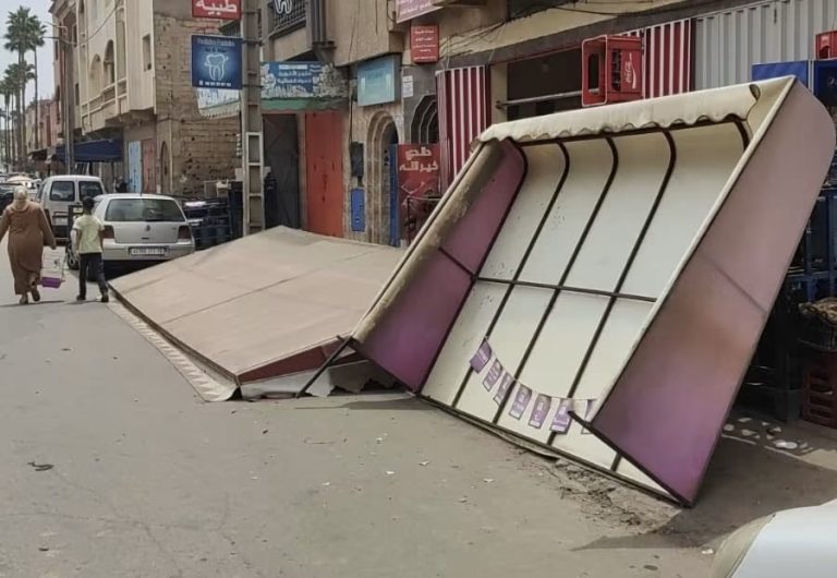 Les autorités provinciales de Mohammedia interviennent pour retirer les façades des commerces dans la commune de Beni Yakhlef